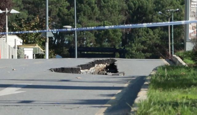 İstanbul- Ümraniye'de istinat duvarı yıkıldı, yol çöktü -1