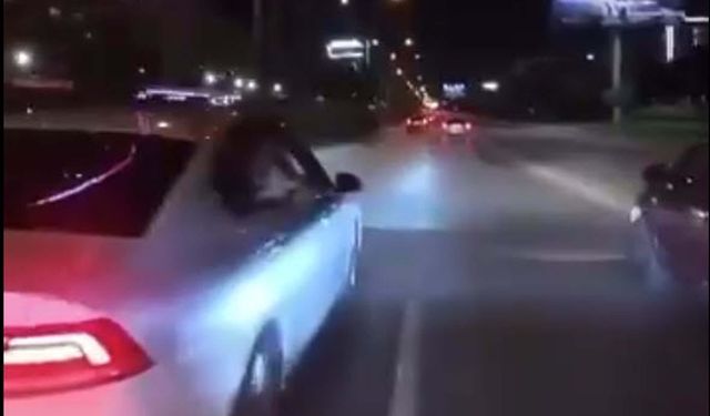 İzmir -Korsan takside şoför ile tartışıp camdan bağırarak yardım istedi /Video eklendi