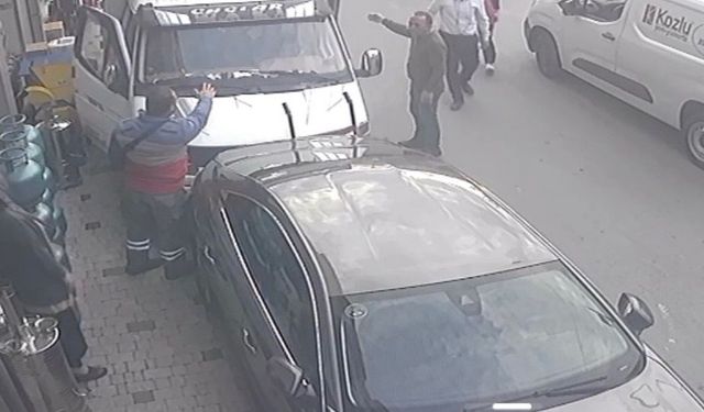 Kamyonet, otomobile çarptı; nöbet geçiren sürücü hastaneye kaldırıldı