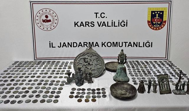 Kars'ta Meryem Ana figürlü çan ile çok sayıda tarihi eser ele geçirildi
