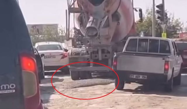 Kırmızı ışıkta bekleyen beton mikserinden yola harç döküldü