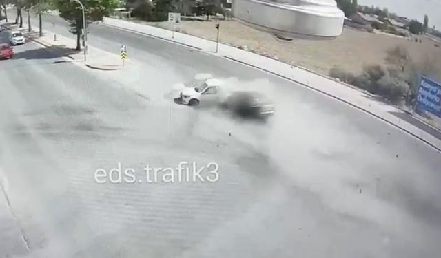 Kırmızı ışıkta duran otomobil, aracın çarpması ile ikiye bölündü; kaza kamerada