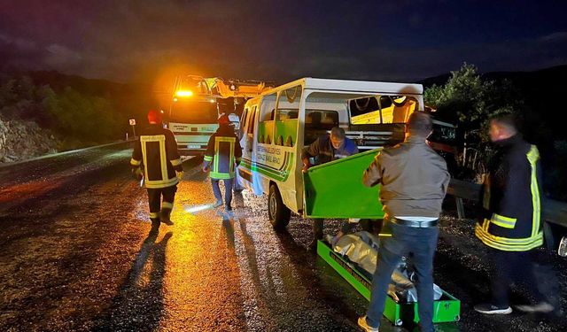 Konya'da kamyon devrildi: 2 ölü, 1 yaralı