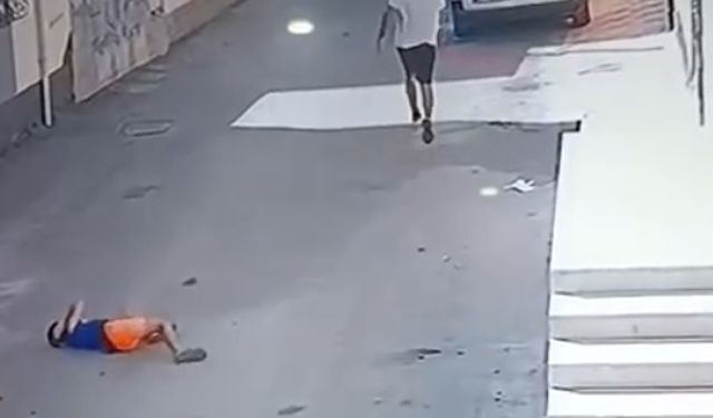 Kovaladığı çocuğu ayak bileğinden tutup yere fırlattı / Video eklendi