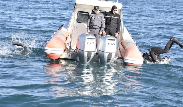Kurbağa adamlardan Van Gölü'nde batan tarihi tekneye eğitim dalışı / Ek fotoğraflar