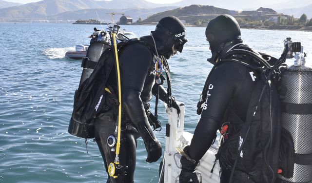 Kurbağa adamlardan Van Gölü'nde tekne batığına eğitim dalışı
