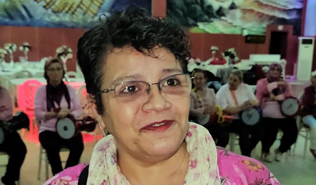 Kurduğu ritim grubuyla, kendisi gibi hasta kadınlara destek oluyor