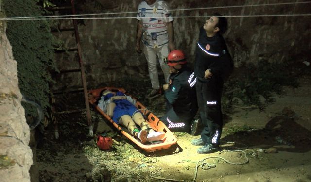 Kurtarma sırasında üşüyen turiste yeleğini verdi