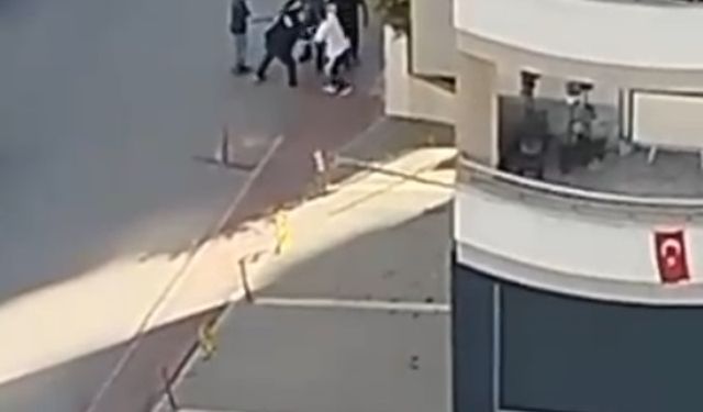 Kuryenin tartıştığı grup tarafından darbedildiği anlar kamerada