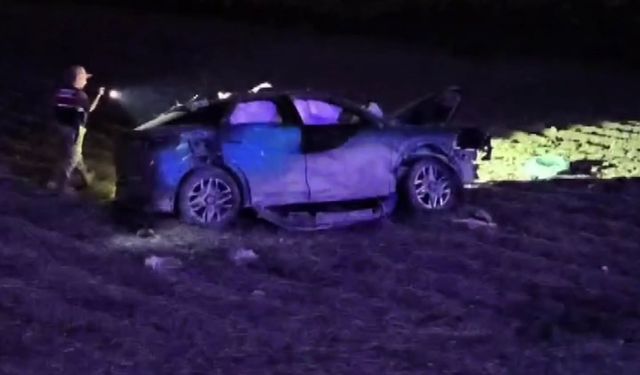 Lastiği patlayan otomobil, takla atarak tarlaya girdi: 1 ölü, 2 yaralı