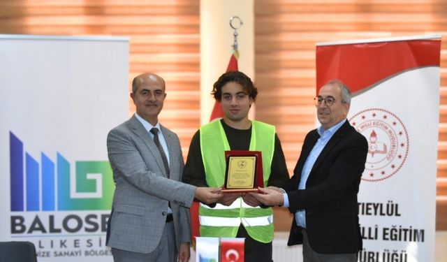 Lise öğrencisi Demir Çolak, Balıkesir'de bir okula rüzgar türbini ve güneş paneli kurdu