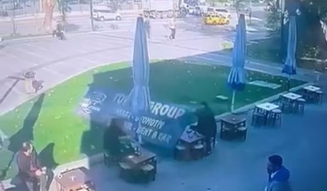 Lodos nedeniyle düşen tabelanın altında kalmaktan son anda kurtuldular