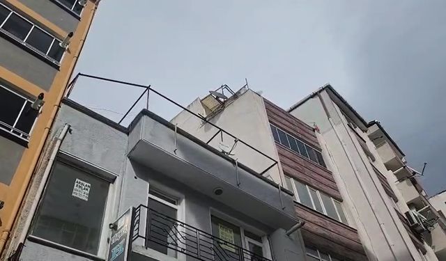 Lodosun çatıdan kopardığı sac levhanın altında kalmaktan son anda kurtuldu