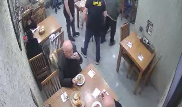 Lokantada nefes borusuna yiyecek kaçan müşteriyi, Heimlich manevrasıyla kurtardı