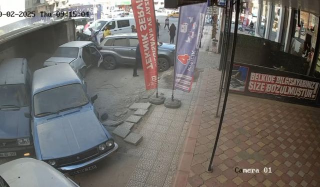 Malatya'da kamyonun 15 araca çarptığı kaza kamerada