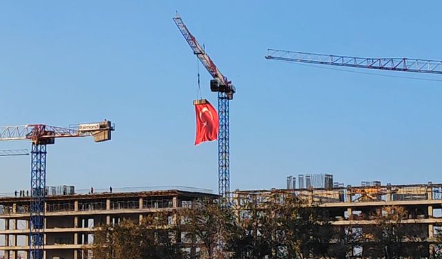 Malatya'da, vinç operatörü 35 metre yükseklikte Türk bayrağını dalgalandırdı