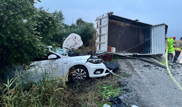 Manisa'da devrilen kamyonet sürüklenerek karşı şeride geçti; 2 ölü, 3 yaralı