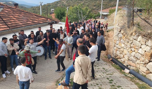 Manisa'da düğüne geç kalan, oynamayan akrabalar su dolu yalağa atılıyor