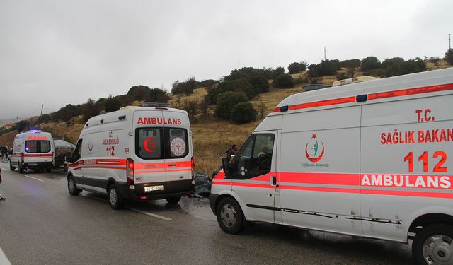 Manisa'da otomobil ile kamyonet çarpıştı; 1 bebek öldü, 5 yaralı