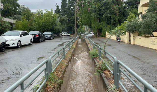 Marmaris'te sağanak hayatı olumsuz etkiledi