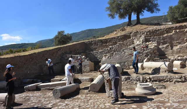 Metropolis'te ticaretin kalbi olduğu değerlendirilen 1800 yıllık agora bulundu
