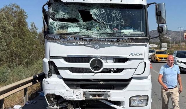 Milas'ta minibüs ile çekici çarpıştı; 1 ölü, 10 yaralı