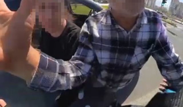 Motokurye, direksiyondaki sürücüyü yumrukladı