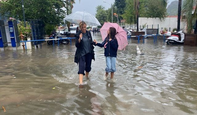 Muğla'da sağanak; cadde ve sokaklar göle döndü (2)