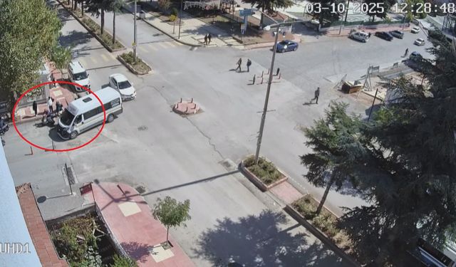 Okul servisi ile elektrikli bisiklet çarpıştı, 2 yaralı, kaza kamerada