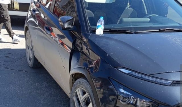 Otomobil ile çarpışan motosikletteki anne ve 2 çocuğu yaralandı