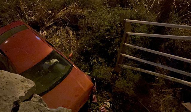 Otomobil kanala düştü, sürücü yara almadı