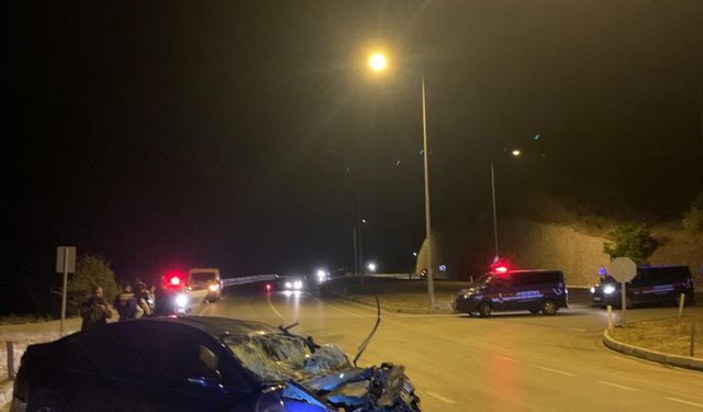 Otomobil, TIR'a arkadan çarptı: 1'i ağır, 5 yaralı