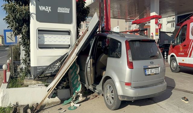 Otomobil, yayaya çarptı: 1'i ağır 2 yaralı