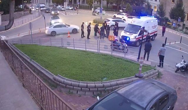 Otomobile çarpmamak için sürücüsünün ani fren yaptığı motosiklet devrildi; kaza kamerada