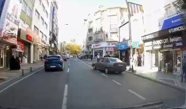Otomobilin altında kalmaktan son anda kurtuldu; o anlar kamerada