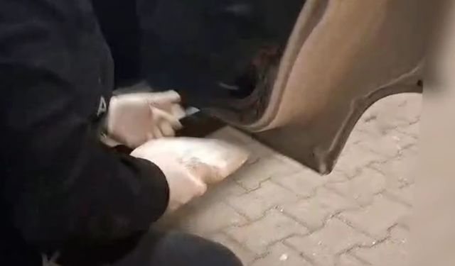 Otomobilin kapı döşemesinde 2 kilo uyuşturucu ham maddesi ele geçirildi