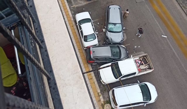 Otomobilin park halinde araçlara çarptığı kaza kamerada