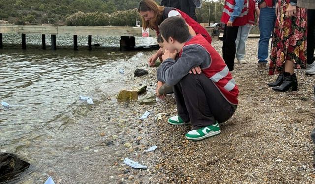 Özel gereksinimli öğrenciler Gazze için denize kağıttan kayıklar bıraktı