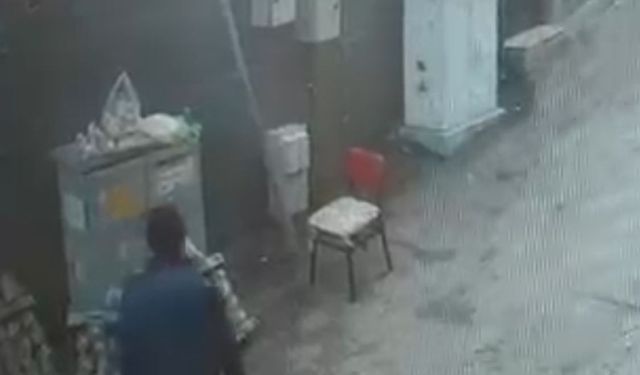 Para bozdurmaya giden seyyar satıcının tezgahta bıraktığı telefonunu çaldı