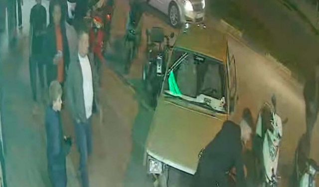 Park halindeki motosikletlere çarpan otomobildeki 3 kişi kaçmaya çalıştı; o anlar kamerada