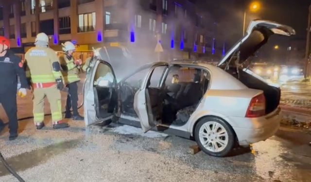 Park halindeki otomobil yandı