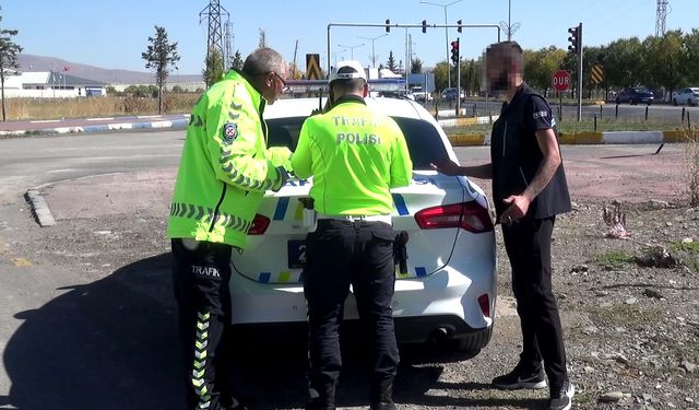 Polisten kaçıp, otomobilini reklam tabelasının arkasına gizledi ancak cezadan kurtulamadı