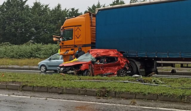 Rize'de otomobil TIR'a çarptı: 3 ölü
