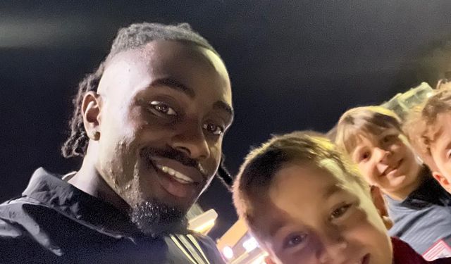 Samsunsporlu Makoumbou, çocuklarla kaldırımda futbol oynadı