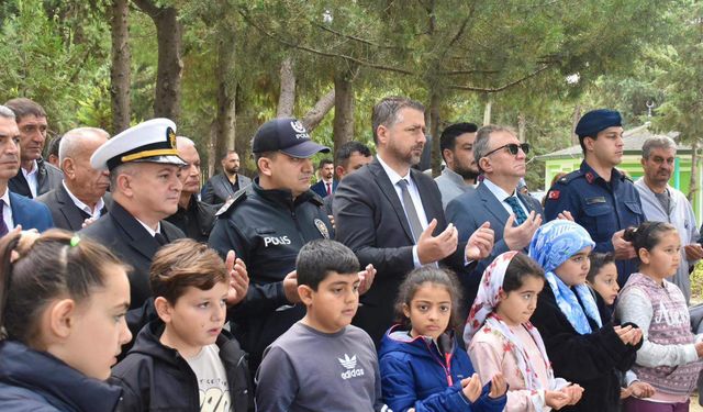 Şehit Neşe öğretmen ile babası mezarları başında anıldı