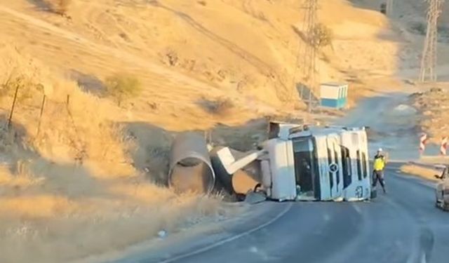 Siirt'te TIR'ın devrildiği kaza araç kamerasında