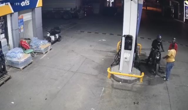 Silahlı şüpheliler akaryakıt istasyonunun marketini soydu (2)