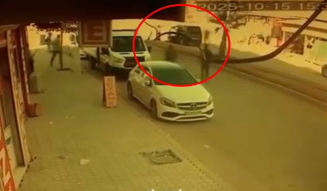 Şırnak'ta hafif ticari araçla çarpışan motosikletin sürücüsü ağır yaralandı; kaza kamerada (2)