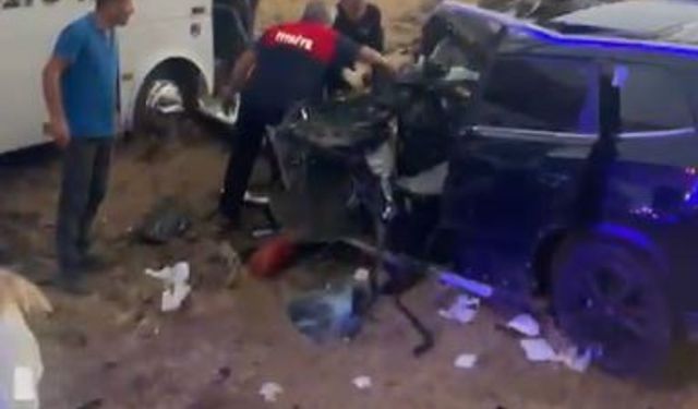 Şırnak'ta midibüs ile cip kafa kafaya çarpıştı: 4 yaralı