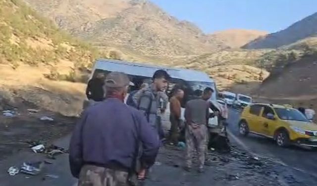 Şırnak'ta yolcu minibüsü ile hafif ticari araç çarpıştı: 11 yaralı